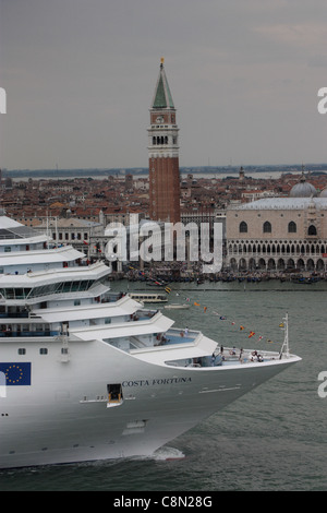 Kreuzfahrtschiff Costa Fortuna in Venedig Stockfoto