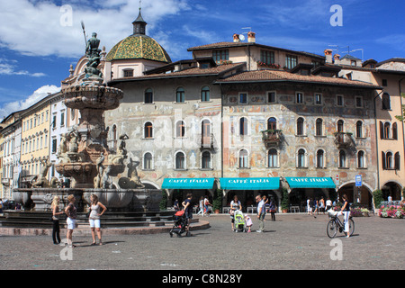 Fogolino Fresken im Fall Cazuffi-Rella Haus und Neptunbrunnen am Domplatz im Zentrum von Trento, Italien Stockfoto