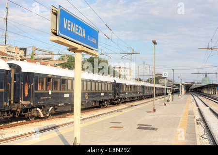 Venice Simplon-Orient-Express Luxus Zug in Venedig Bahnhof, Italien. Stockfoto