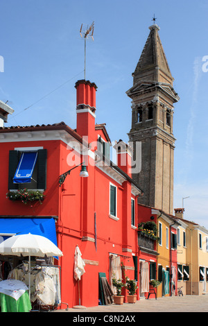 Rote Häuser auf der Insel Burano, Venedig, Italien Stockfoto