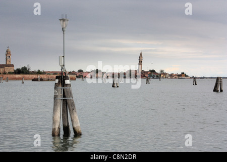 Venezianische Lagune.  Hintergrund: Insel Burano mit schiefen Kirchturm Campanile San Martino. Venedig, Italien Stockfoto