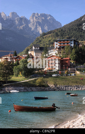 Lake Molveno (Lago di Molveno) vor den Brenta-Dolomiten, Italien. Stockfoto