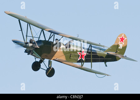 Mehr als 40.000 Polikarpow Po-2 Doppeldecker wurden gebaut. Dieser fliegt mit dem Shuttleworth Vertrauen in Old Warden, Bedforshire, England. Stockfoto
