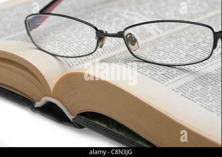 Brille auf dem alten dicken Buch. Ein Foto close up Stockfoto