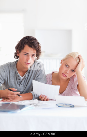 Unglückliche paar liest einen Brief Stockfoto