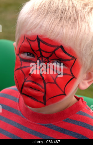 Kleiner Junge mit seinem Gesicht gemalt als Superheld Stockfoto