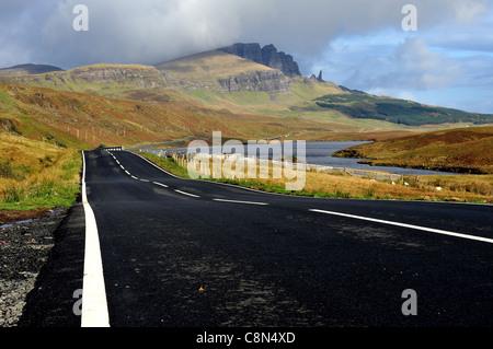 Die A855 auf der Isle Of Skye, mit der Old Man of Storr in der Ferne. Stockfoto