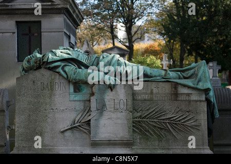 Ehemalige Grab des ermordeten französischen Politikers, Jean-Baptiste-Alphonse-Victor Baudin, Friedhof Montmartre, Paris, Frankreich Stockfoto