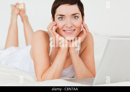 Nahaufnahme einer Frau posiert mit einem laptop Stockfoto