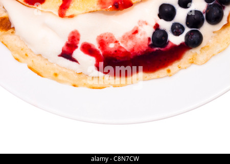 Detail der Platte mit Crepe mit Eis, Beeren-Topping und Heidelbeeren. Stockfoto