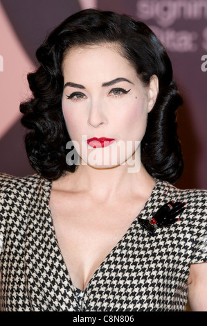 Dita Von Teese unterschreibt Exemplare ihres neuen Buches 'Dita Stripteese' bei Waterstones, London, 27. November 2009. Stockfoto