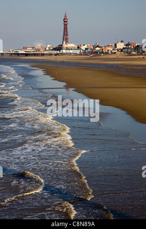 Blackpool Tower und Strand an einem windigen Tag mit Seegang, Blackpool, UK Stockfoto