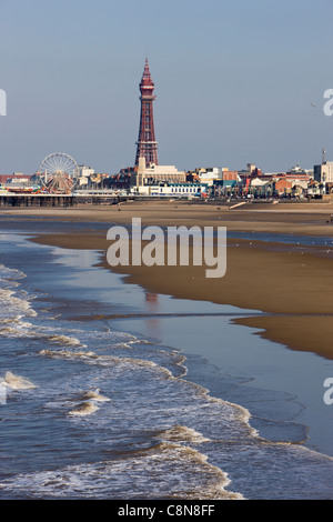 Blackpool Tower und Strand an einem windigen Tag mit Seegang, Blackpool, UK Stockfoto