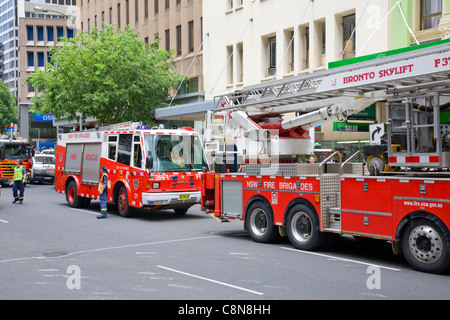 drei Feuerwehrautos geparkt in Hunter Street, Sydney, Australien Stockfoto