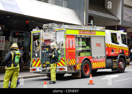 NSW Feuerwehr-LKW-Rettungsmotor in Hunter Street, Sydney, Australien mit Feuerwehrleuten in Schutzkleidung und Atemausrüstung Stockfoto