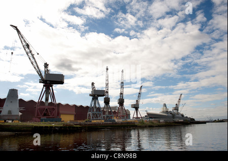 Krane auf der BAE-Werft auf dem Fluss Clyde in Glasgow. Stockfoto