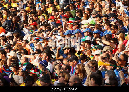 Zuschauer beobachten ein FIFA World Cup Gruppe F zwischen Italien und der Slowakei 24. Juni 2010 in Johannesburg, Südafrika übereinstimmen. Stockfoto