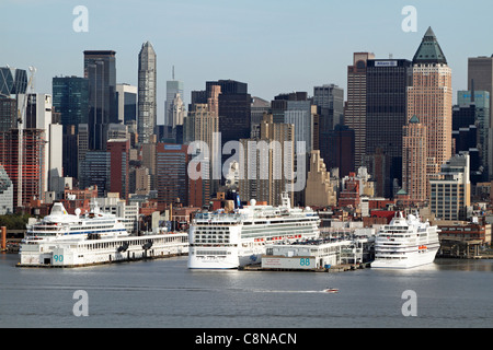 Kreuzfahrt-Schiffe angedockt am Hudson River in der Nähe von Midtown Manhattan, New York City, New York, USA Stockfoto