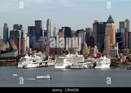 Kreuzfahrt-Schiffe angedockt am Hudson River in der Nähe von Midtown Manhattan, New York City, New York, USA Stockfoto