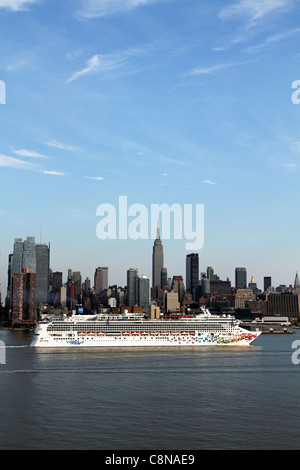 Das Kreuzfahrtschiff, Norwegian Gem, dampfend auf dem Hudson River Stockfoto