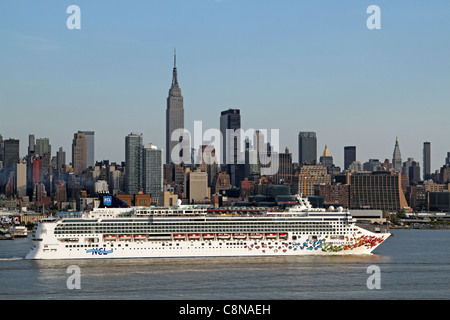 Das Kreuzfahrtschiff, Norwegian Gem, dampfend auf dem Hudson River Stockfoto