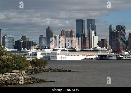 Kreuzfahrt Schiffe auf dem Hudson River in Midtown Manhattan, New York City aus Weehauken, New Jersey, USA Stockfoto