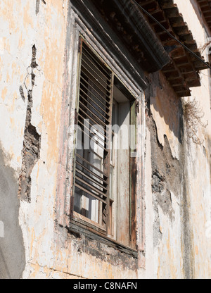 Nahaufnahme eines zerbrochenen Fensterverschlusses in einem alten derben Gebäude Funchal Madeira Portugal EU Europe Stockfoto