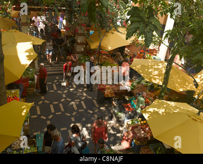 Obst- und Gemüsestände in der Agrar-Markt Mercado Dos Lavradores Funchal Madeira Portugal EU Europa Stockfoto