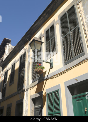 Nahaufnahme der Fensterläden, die die Fenster auf das Gebäude im geschlossen haben Altstadt Funchal Madeira Portugal EU Europa Stockfoto