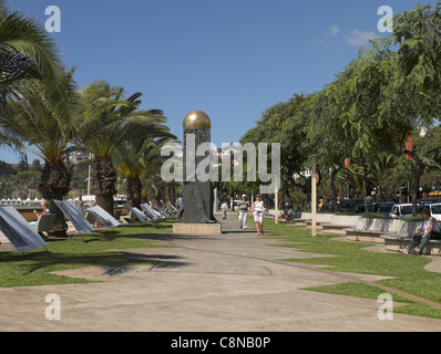 Menschen Touristen Besucher zu Fuß an Statuen entlang der Strandpromenade Funchal Madeira Portugal EU Europa Stockfoto