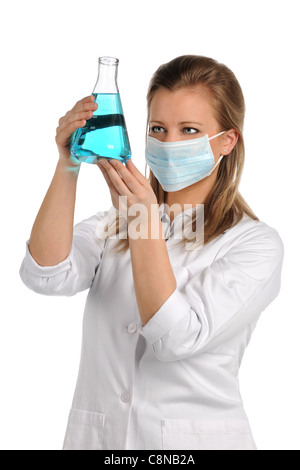 Weibliche Labortechniker untersucht Kolben isoliert auf weißem Hintergrund Stockfoto