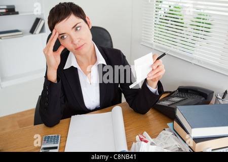 Nachdenklich Buchhalter Belege prüfen Stockfoto