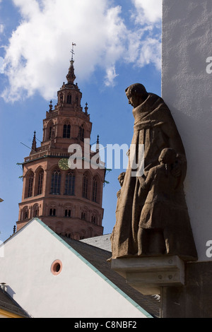 Deutschland, Rheinland-Pfalz, Mainz, St-Martins Dom-Statue im Vordergrund Stockfoto