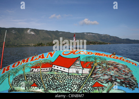 Hell gestrichenen Segeln auf der Insel Samosir Lake Toba nähern, Nord Sumatra Stockfoto