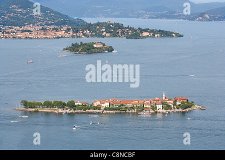 Italien, Piemont, Lago Maggiore, die Borromäischen Inseln, Isola dei Pescatori gesehen von oben Stresa, Isola Madre in Ferne Stockfoto