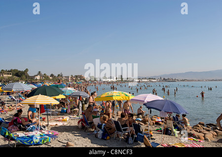 Italien, Sardinien, Cagliari, Marina Piccola, Westende des überfüllten Poetto Strand Stockfoto