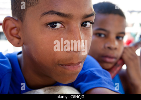 Zwei junge kubanische Sportler vor dem Training im Box-Gym, Havanna, Kuba Stockfoto