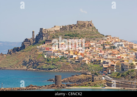 Italien, Sardinien, Castelsardo, Blick auf die mittelalterliche Stadt und Festung auf dem Hügel über dem Hafen Stockfoto