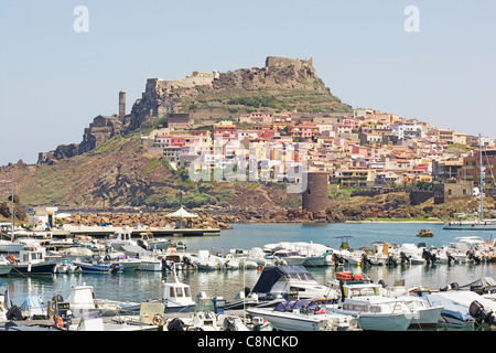 Italien, Sardinien, Castelsardo, Blick auf die mittelalterliche Stadt und Festung auf dem Hügel über dem Hafen Stockfoto