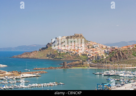 Italien, Sardinien, Castelsardo, Blick Richtung Stadt und Festung auf dem Hügel über dem Hafen Stockfoto