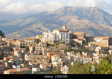 Italien, Sizilien, Castiglione di Sicilia, Blick auf die Stadt mitten in den Bergen Stockfoto