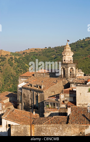 Italien, Sizilien, Castiglione di Sicilia, Blick über die Dächer der Stadt mit Glockenturm von Sant' Antonio Abate Stockfoto