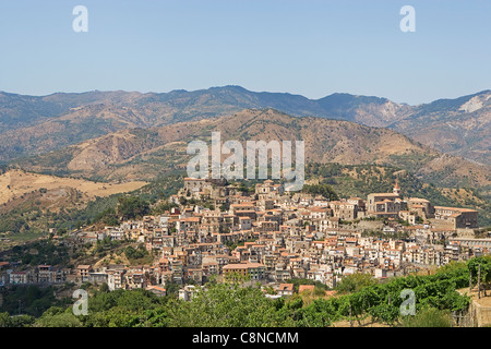 Italien, Sizilien, Castiglione di Sicilia, Blick auf die Stadt mitten in den Bergen Stockfoto