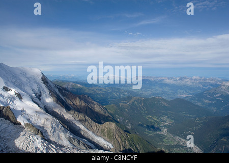 Italien - Frankreich-Mont-Blanc-Blick auf Glacier des Bossons und Chamonix im Tal unterhalb von Aravis Terrasse auf Aiguille du Midi Stockfoto