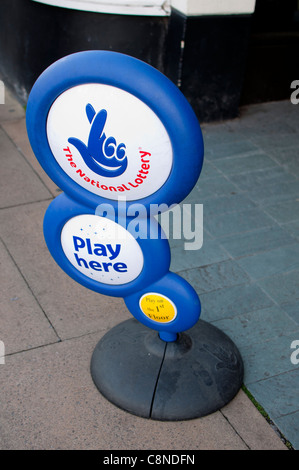 Die National Lottery-Zeichen vor einem Geschäft, UK Stockfoto