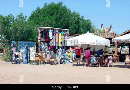 Am Strand Marktstand und Café am Strand Sharm Bay, Sharm El Sheikh, Ägypten Stockfoto