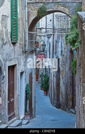 Eine schmale Straße in Sorano, Toskana, Italien Stockfoto