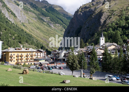 Italien, Piemonte, Valle d ' Aosta, La Thuile, Blick auf das Dorf Stockfoto