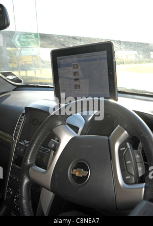 Ein Apple IPad verwenden im Auto, um Informationen unterwegs möglicherweise durch Journalisten oder Detektiv industrieübergreifend Modell finden Stockfoto