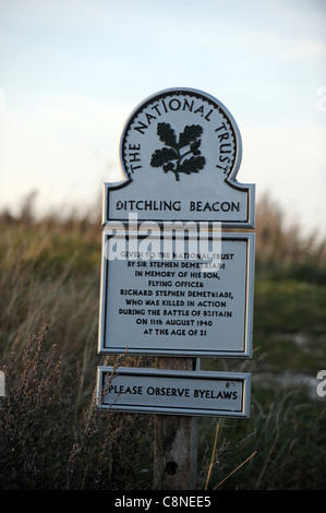 National Trust Zeichen Ditchling Beacon Sussex gegeben durch den Vater von einem Flieger Richard Demetriadi der 2. Weltkrieg gestorben Stockfoto